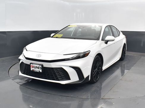 Used 2025 Toyota Camry SE image 7