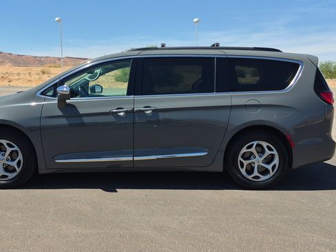 Used 2022 Chrysler Pacifica Limited FWD image 6