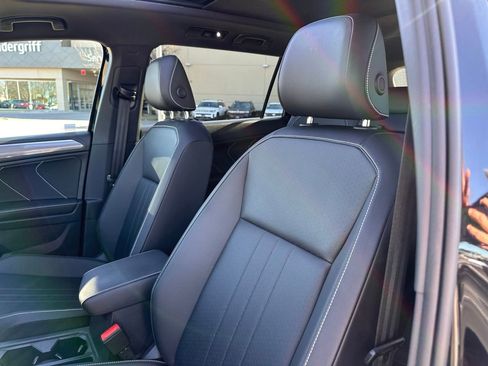 Used 2022 Volkswagen Tiguan SE R-Line image 17