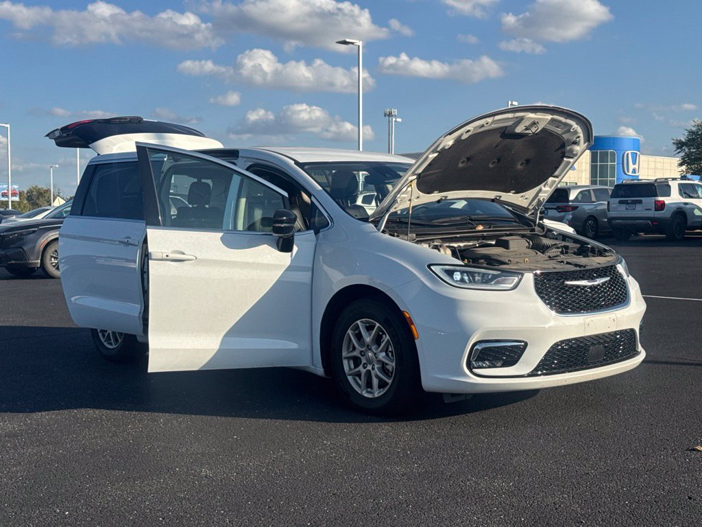 Used 2024 Chrysler Pacifica Touring-L FWD image 14