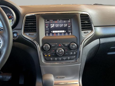 Used 2018 Jeep Grand Cherokee Laredo AWD/4WD image 9