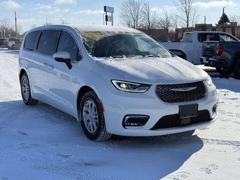 Used 2023 Chrysler Pacifica Touring-L image 4