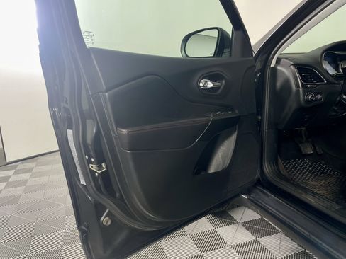 Used 2019 Jeep Cherokee Trailhawk w/ Cold Weather Group image 13