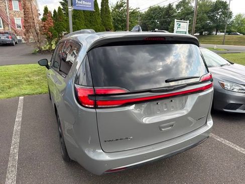 Used 2025 Chrysler Pacifica Limited FWD image 9