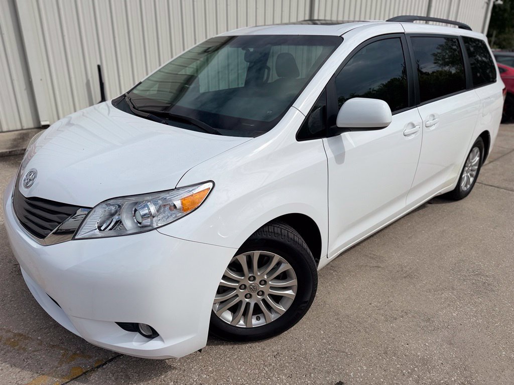 Used 2014 Toyota Sienna XLE FWD image 1