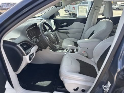 Used 2021 Jeep Cherokee Latitude Plus image 19