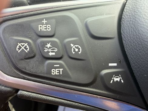 Used 2023 Chevrolet Equinox LT FWD image 13