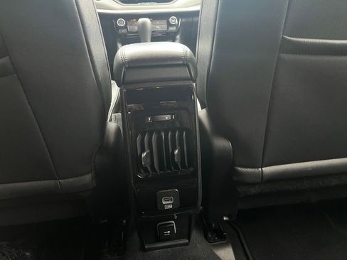 Used 2025 Jeep Compass Limited image 23