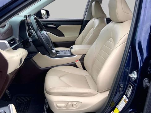 Used 2022 Toyota Highlander XLE FWD image 8