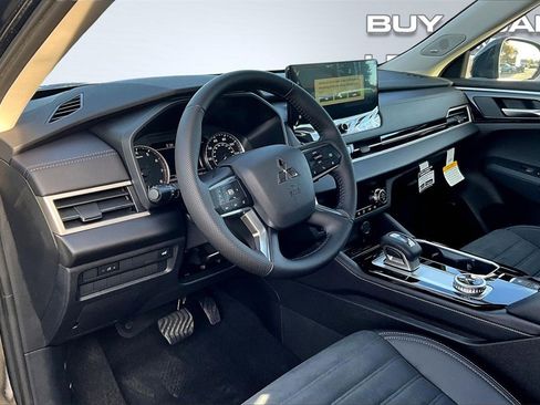 New 2025 Mitsubishi Outlander SE image 6