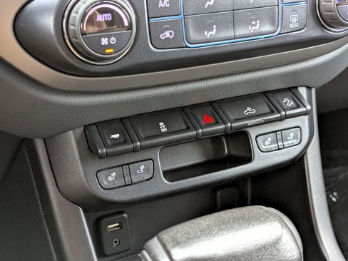 Used 2018 Chevrolet Colorado Z71 AWD/4WD image 21