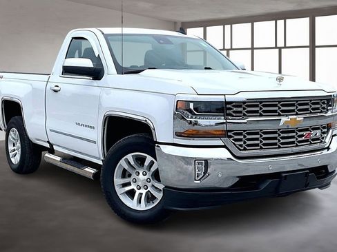 Used 2018 Chevrolet Silverado 1500 LT w/ LT Convenience Package image 3