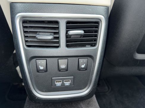 Used 2016 Chrysler 300 C image 20