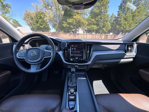 Used 2018 Volvo XC60 T5 Momentum w/ Convenience Package AWD/4WD image 3