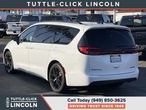 Used 2024 Chrysler Pacifica Limited w/ Uconnect Theater Family Group FWD image 4