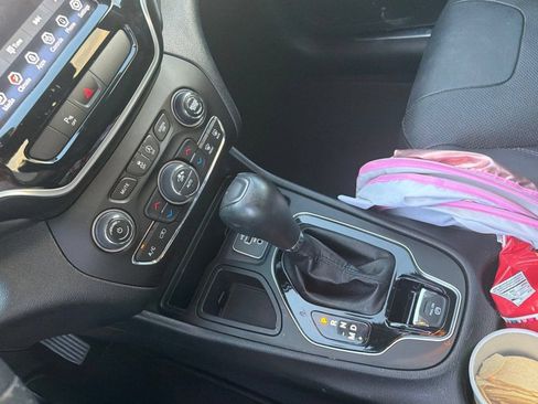 Used 2020 Jeep Cherokee Limited FWD image 3