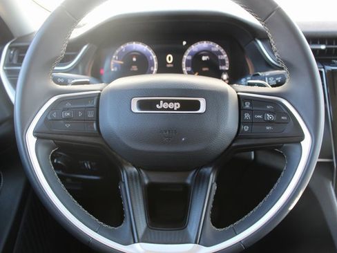 Used 2023 Jeep Grand Cherokee L Laredo image 10