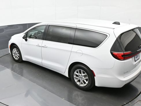 Used 2023 Chrysler Pacifica Touring FWD image 41