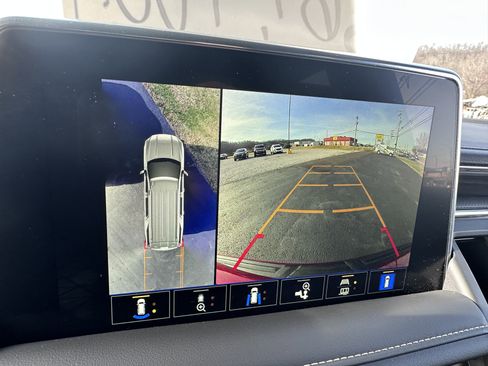 Used 2024 GMC Yukon SLT w/ SLT Luxury Package image 17