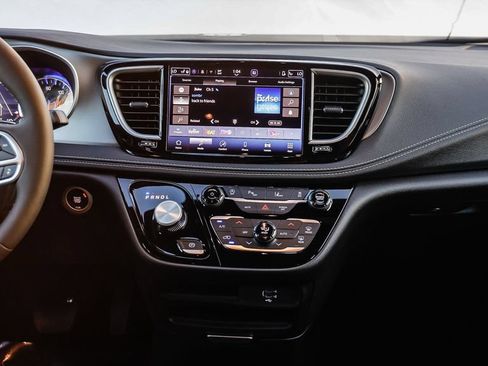 New 2027 Chrysler Pacifica Select FWD image 16