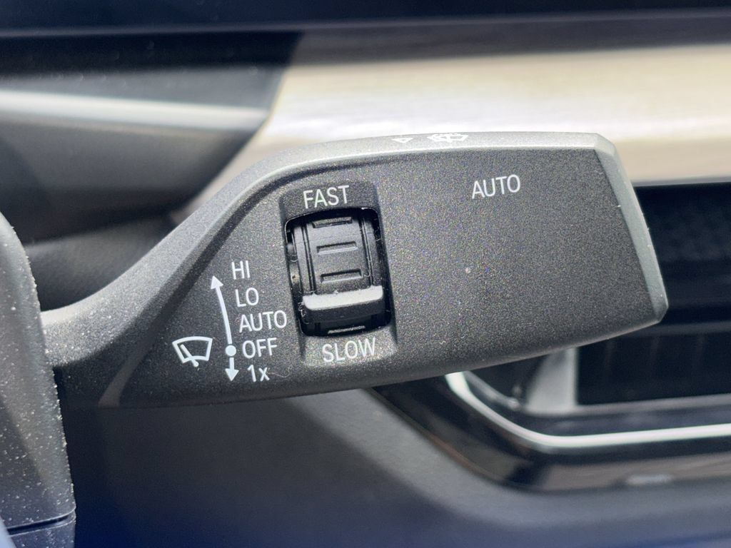 Used 2025 BMW 330i xDrive Sedan AWD/4WD image 8