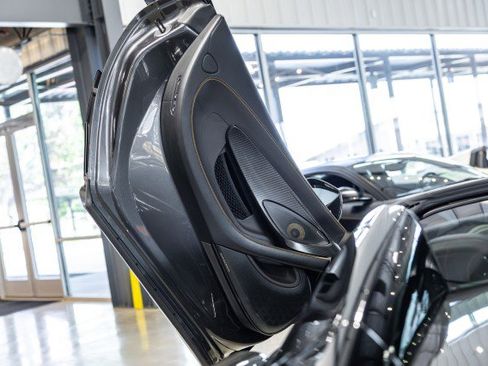 Used 2020 McLaren 600LT Spider RWD image 33