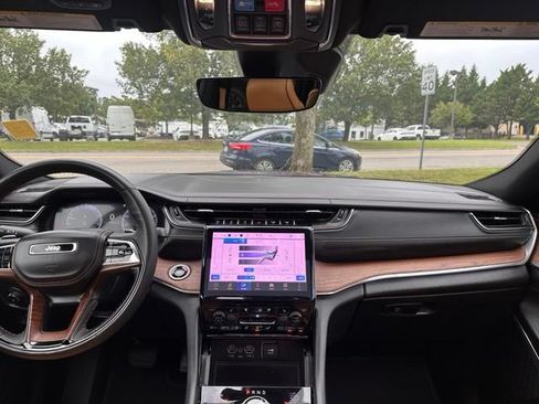 Used 2025 Jeep Grand Cherokee L Summit w/ Luxury Tech Group V AWD/4WD image 26