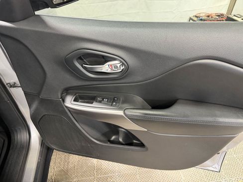 Used 2019 Jeep Cherokee Latitude Plus AWD/4WD image 22