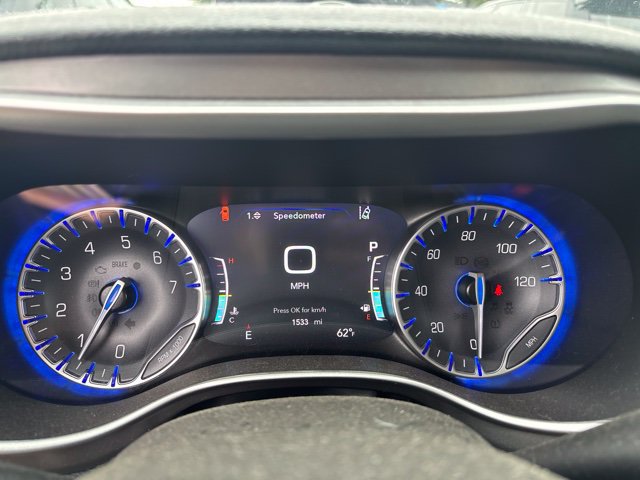 Used 2024 Chrysler Pacifica Touring-L AWD/4WD image 6