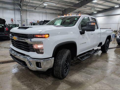 Used 2024 Chevrolet Silverado 2500 LT w/ Convenience Package image 6