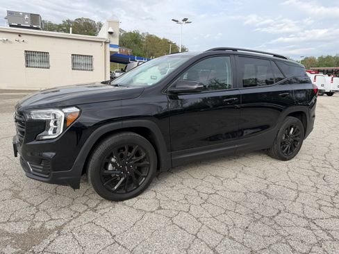 Used 2024 GMC Terrain SLE w/ Elevation Edition image 3