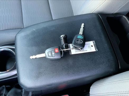 Used 2017 Toyota Tacoma SR5 image 12