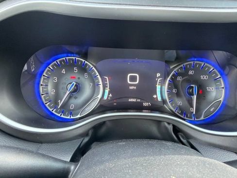 Used 2024 Chrysler Pacifica Touring-L FWD image 13