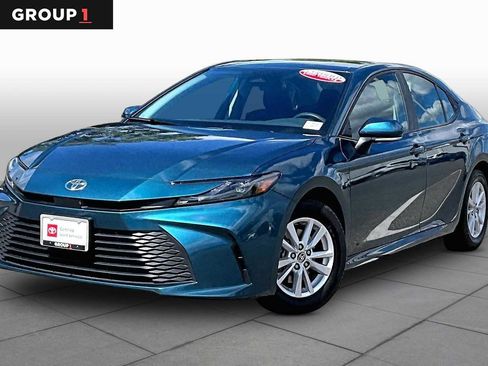 Certified 2025 Toyota Camry LE image 1