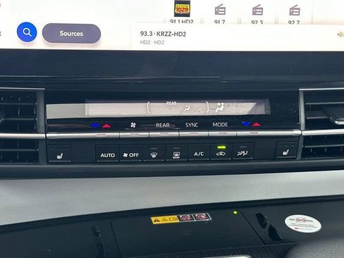 Used 2025 Toyota Sienna XLE image 28