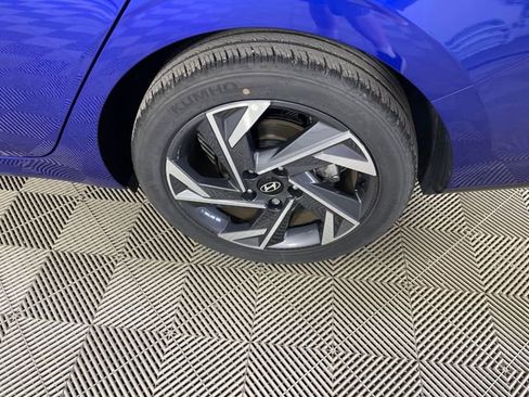 Certified 2025 Hyundai Elantra SEL image 22