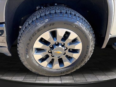 Used 2024 Chevrolet Silverado 2500 Custom w/ Custom Value Package image 9