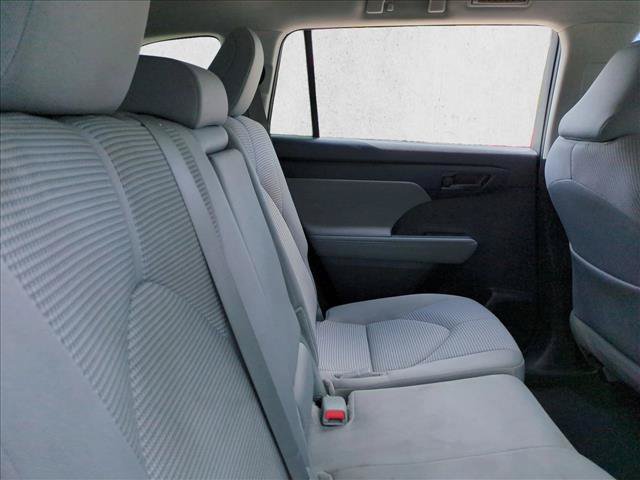 Used 2024 Toyota Highlander LE FWD image 18