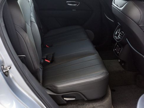 Used 2021 Bentley Bentayga AWD/4WD image 32