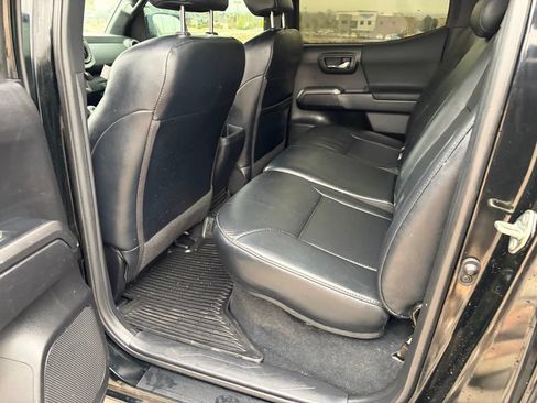 Used 2019 Toyota Tacoma TRD Sport w/ TRD Premium Sport Package AWD/4WD image 15