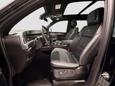 Used 2025 Cadillac Escalade ESV Premium Luxury image 19