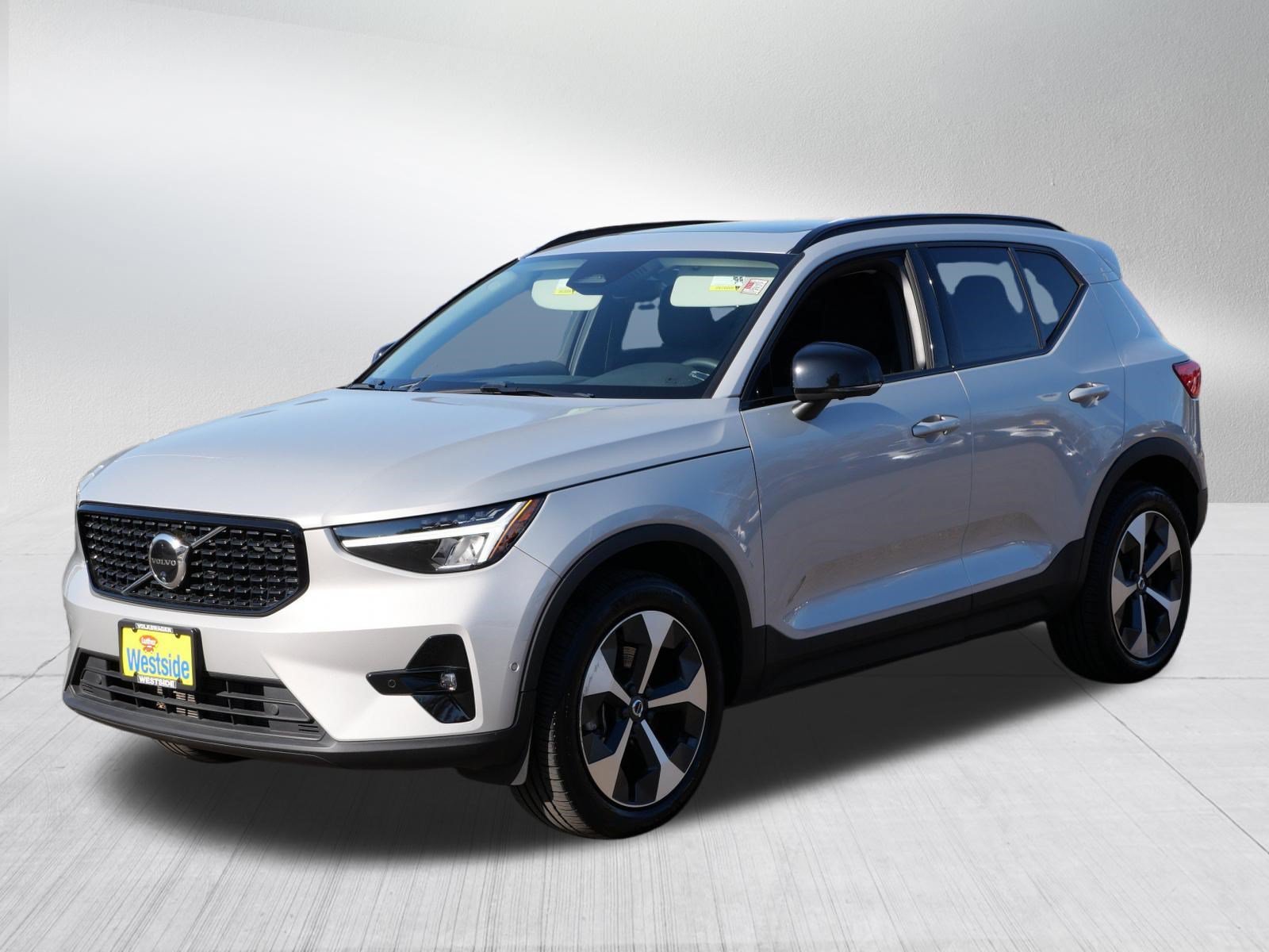 Used 2024 Volvo XC40 B5 Plus w/ Climate Package AWD/4WD image 3