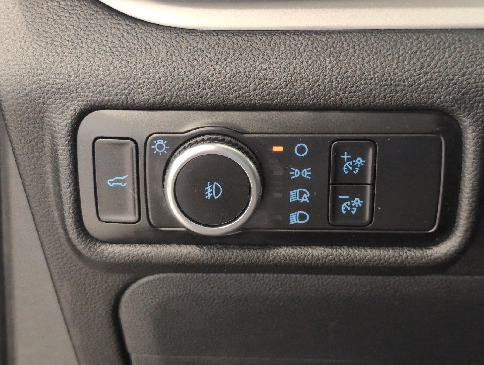 Used 2024 Ford Explorer XLT w/ Equipment Group 202A AWD/4WD image 11