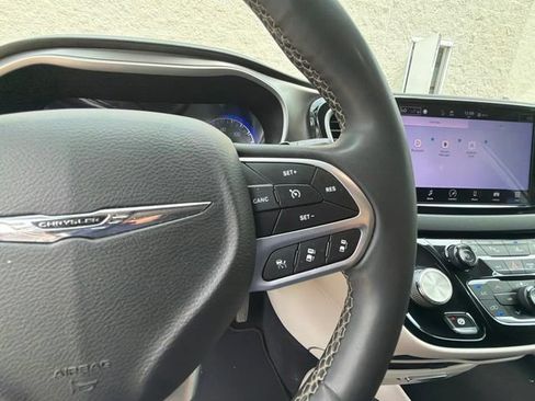 Used 2022 Chrysler Pacifica Touring-L FWD image 31