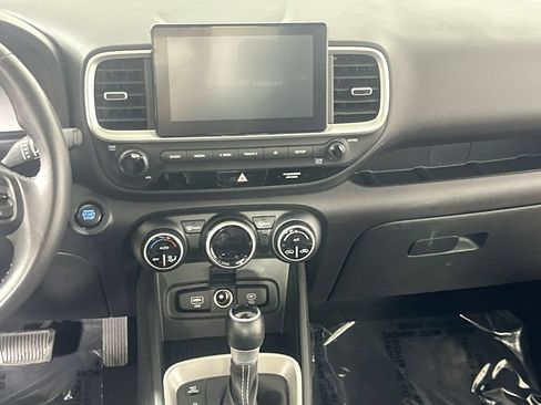 Used 2025 Hyundai Venue SEL FWD image 18