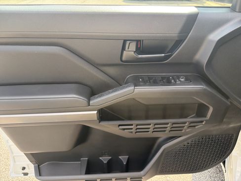 Certified 2025 Toyota Tacoma SR5 AWD/4WD image 19