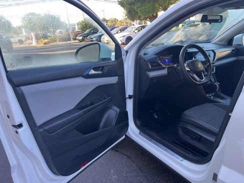 Used 2022 Volkswagen Taos SE FWD image 4