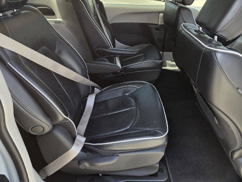 Used 2023 Chrysler Pacifica Limited FWD image 31