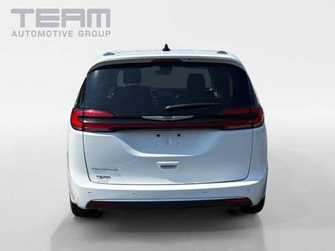 Used 2024 Chrysler Pacifica Touring-L FWD image 6