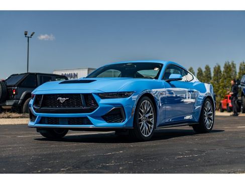 Used 2025 Ford Mustang GT Premium RWD image 2